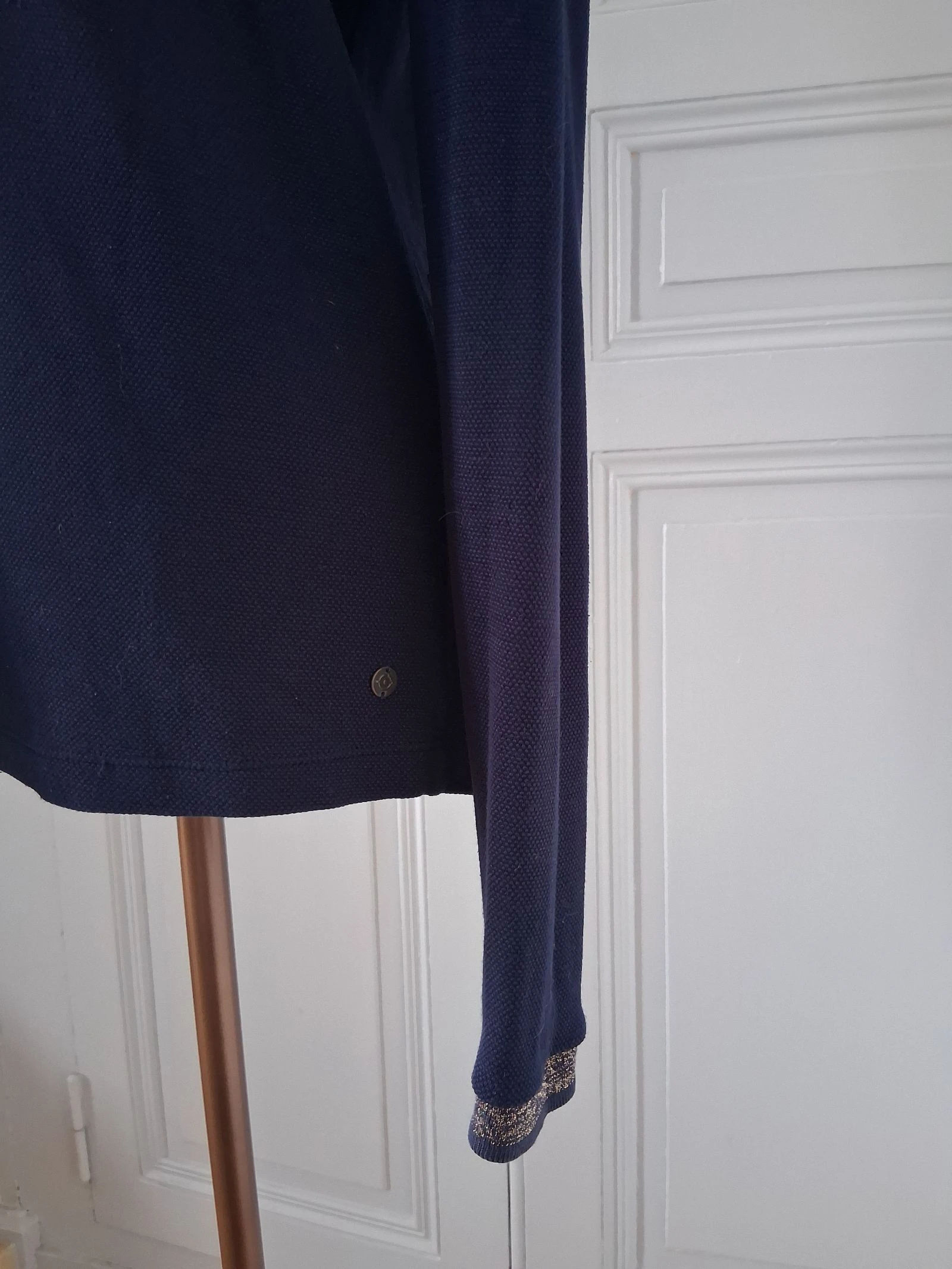 Blusa azul marino Bonobo – Estilo oversize y detalles dorados – Talla M – photo 3